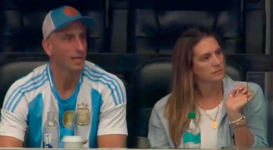 UN HINCHA MAS. Manu junto a su esposa en el estadio.