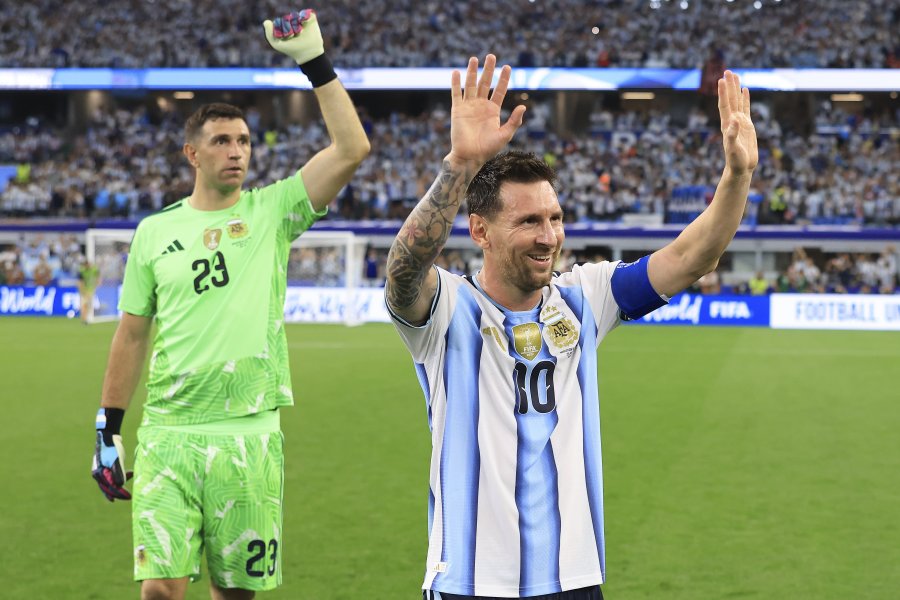 INOLVIDABLE. Messi deja la cancha luego del final con Dibu Martinez.