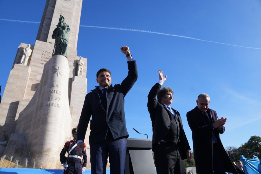 EN ROSARIO. Pullaro y Milei, juntos el s&aacute;bado en el Monumento a la Bandera en el acto central que se llev&oacute; a cabo ante una multittud.