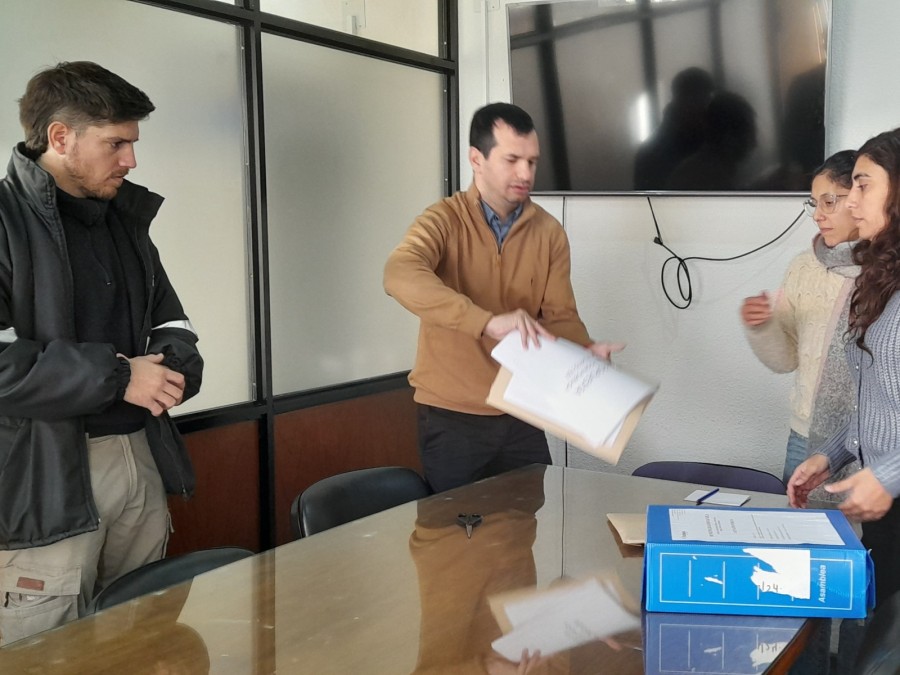 Acto de licitaci&oacute;n p&uacute;blica para la adquisici&oacute;n de 2 camionetas 0 km.