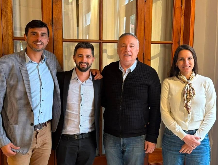 Los concejales Maximiliano Postovit, Juan Senn y Paz Caruso junto al intendente de Villa Mar&iacute;a, Eduardo Accastello.