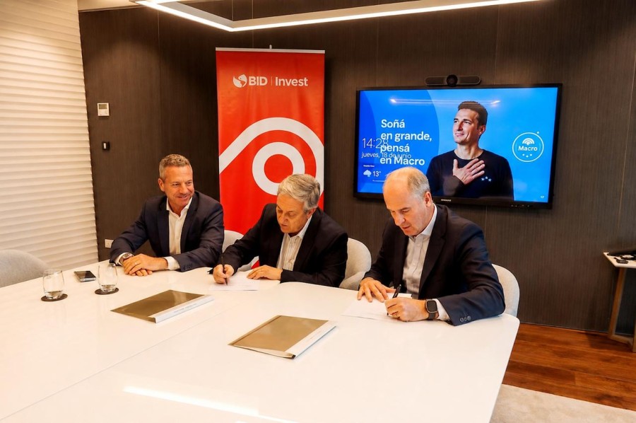 Jorge Scarinci, Gerente de Finanzas de Banco Macro, Santiago Portais, Gerente de Entidades Financieras, y Sergio Lew, CIO de BID Invest al firmar el convenio.