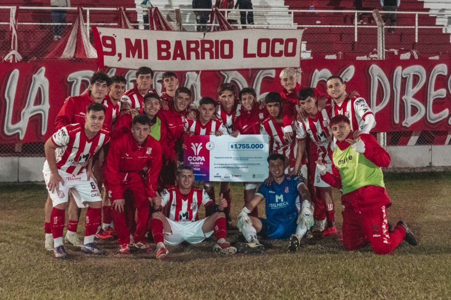 CON EL CHEQUE SIMBOLICO. 9 de Julio pas&oacute; a Sarmiento.