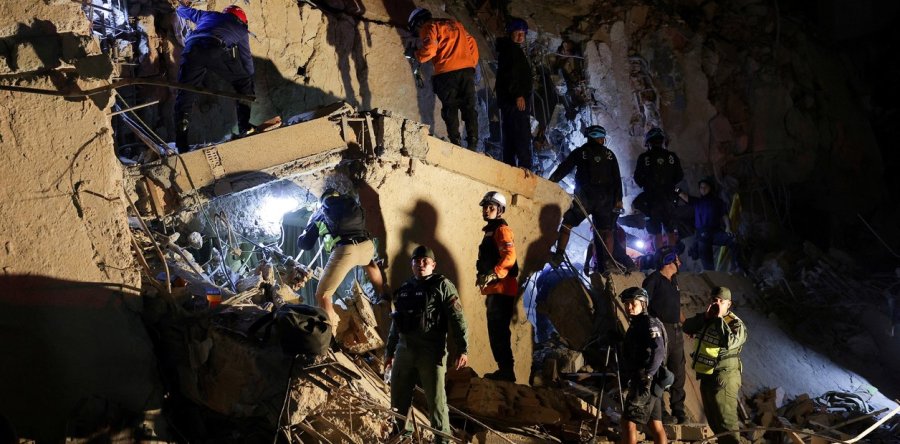 Rescatistas trabajando en un edificio derrumbado (Reuters).