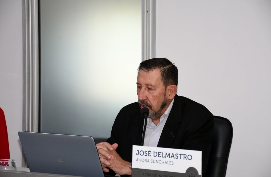 Jos&eacute; Delmastro, concejal de Ahora Sunchales en su banca.