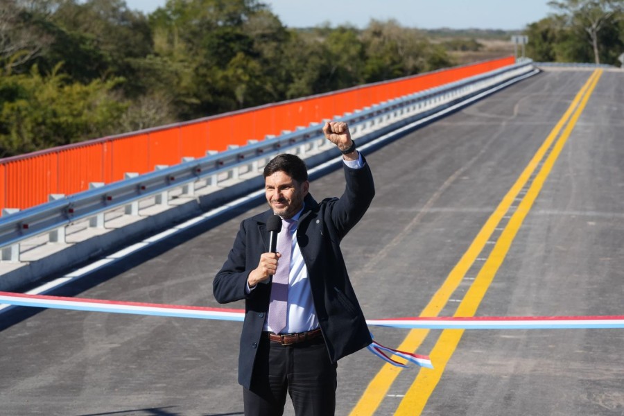 El gobernador Maximiliano Pullaro inaugur&oacute; este jueves el nuevo puente aliviador sobre el arroyo El Pind&oacute; en la ruta Provincial N&ordm; 32.