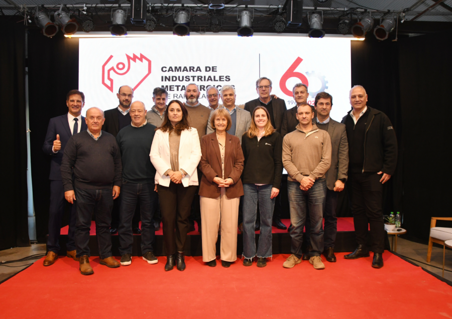 La Comisi&oacute;n Directiva de la C&aacute;mara de Industriales Metal&uacute;rgicos de Rafaela en pleno, presidida por Graciela Acastello.