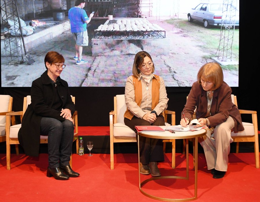 Graciela Acastello firm&oacute; un convenio de mutua colaboraci&oacute;n con las representantes de la Asociaci&oacute;n Civil La Casa del Cuarto D&iacute;a, Rosana Seffino de Fiordelli y Gabriela Frenquelli de Santi. (FOTO CIMR)
