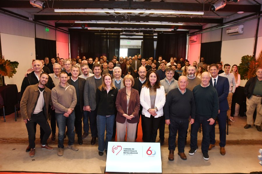La Comisi&oacute;n Directiva de la CIMR junto a todos los participantes de la celebraci&oacute;n. (FOTO CIMR)