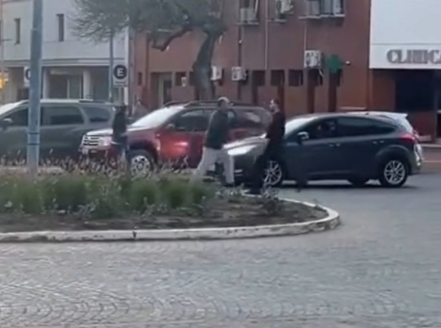 La breve pelea ocurri&oacute; en el punto de partida de bulevar Roca y de las calles Col&oacute;n y 25 de Mayo.