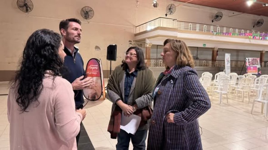 El Intendente se entrevist&oacute; co quienes coordinaron el taller.