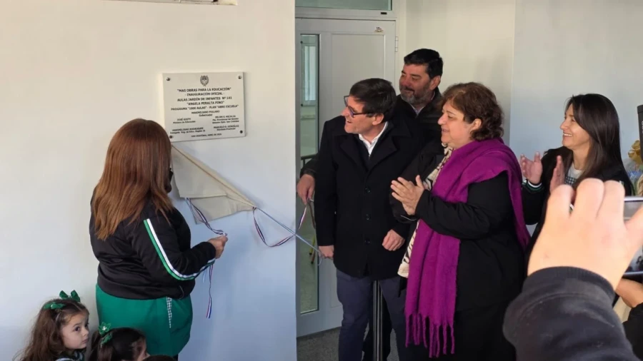 Descubrimiento de una placa recordativa.