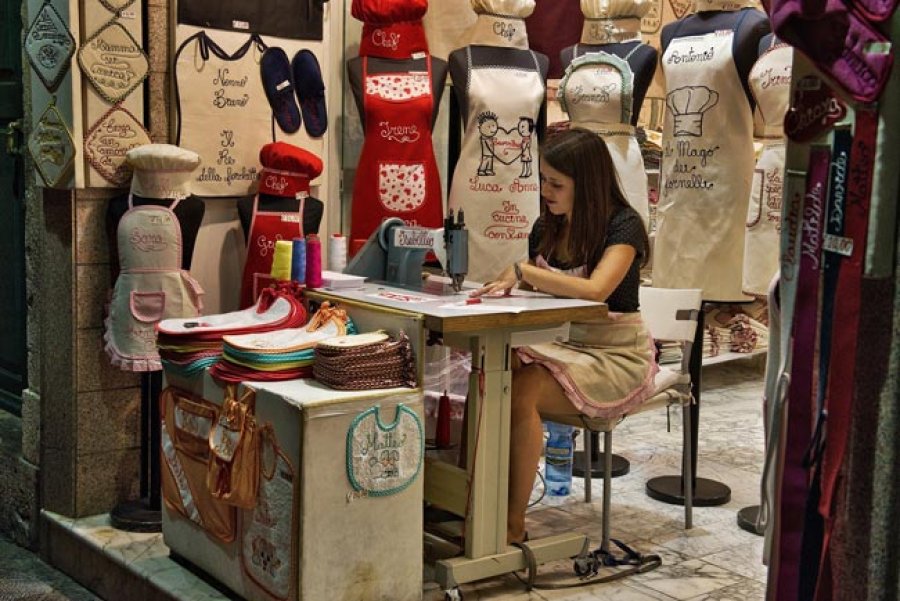 Una emprendedora en su taller de costura.