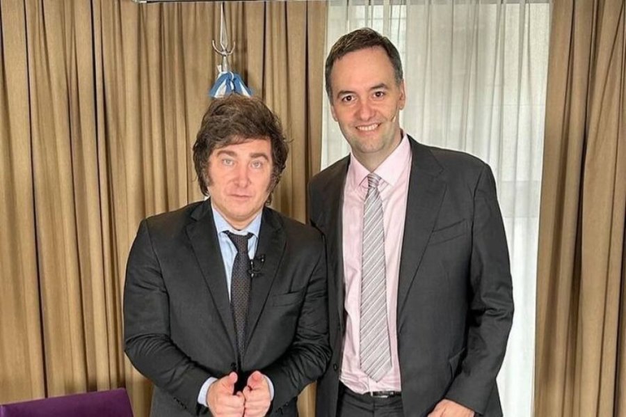 El presidente Javier Milei junto a Manuel Adorni en otro momento del gobierno.