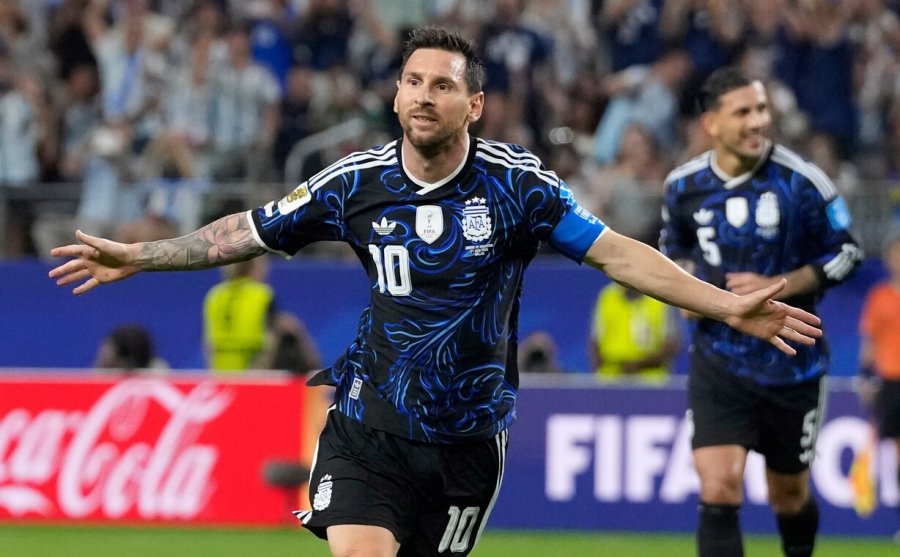 ENTRO Y NO PERDONO. Messi factur&oacute; de tiro libre.