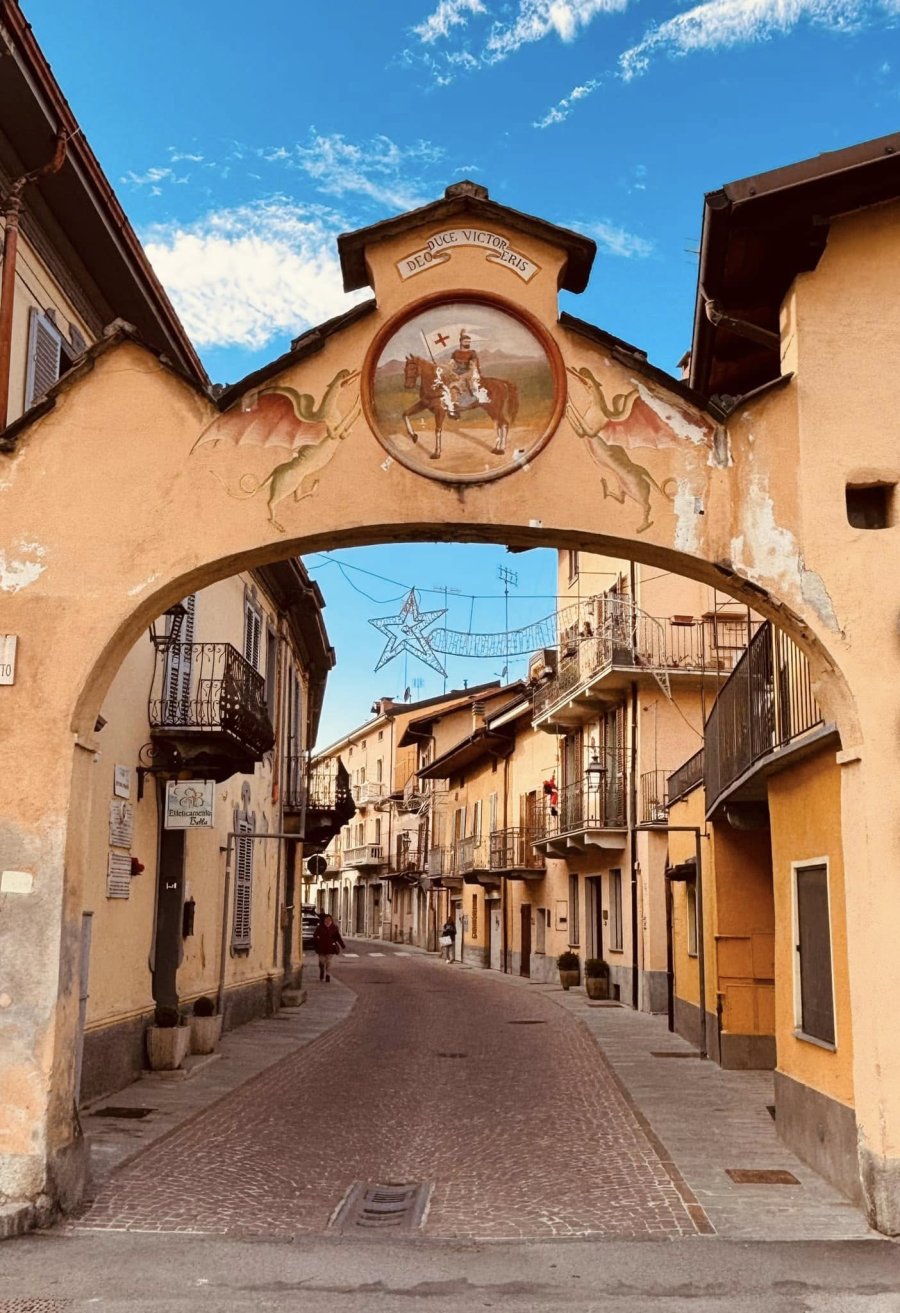 Portal de acceso a Pinerolo, de reconocido estilo medieval.