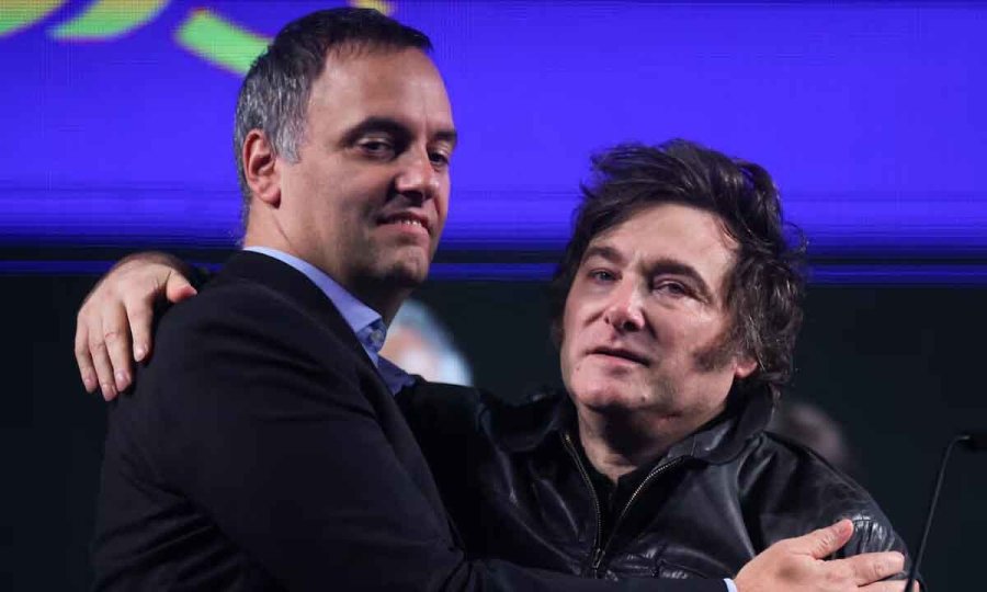 PASO AL COSTADO. Adorni, el funcionario que Milei defendi&oacute; incansablemente y tuvo que soltar investigado en la Justicia por enriquecimiento il&iacute;cito y acorralado en el Congreso por la oposici&oacute;n.
