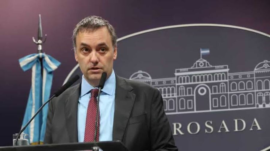 EX JEFE DE GABINETE. La oposici&oacute;n redobl&oacute; la presi&oacute;n sobre Manuel Adorni y ahora exige que tambi&eacute;n renuncie a su cargo en el directorio de YPF.