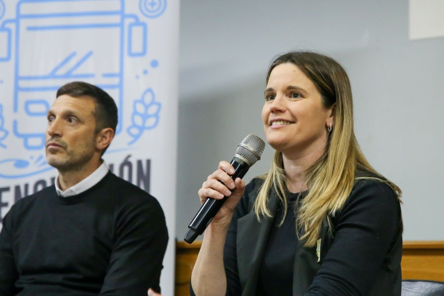 Pablo Corsalini y Caren Tepp durante la actividad en el Sindicato de la Carne de Rafaela, el viernes pasado.