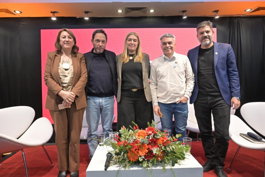 M&oacute;nica Fein, Maximiliano Ferraro, Danya Tavela, Esteban Paul&oacute;n y Carlos Bianco durante el encuentro. (FOTO PRENSA PS)