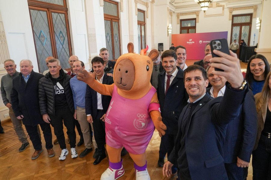 El intendente de Rafaela, Leonardo Viotti, toma una selfie junto al gobernador, Maximiliano Pullaro, a la mascota de los Juegos y el resto de dirigentes y funcionarios.