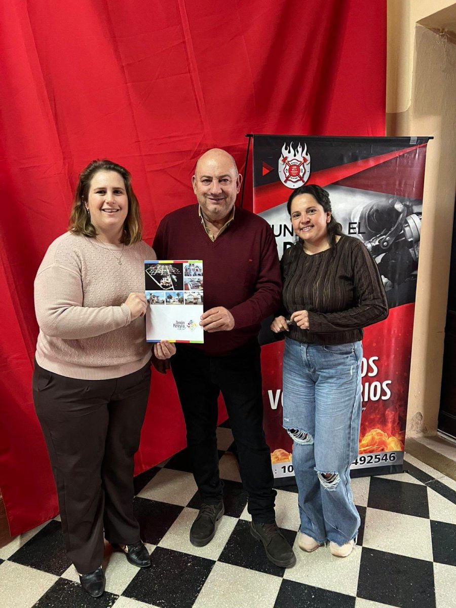 Ver&oacute;nica Gallo, Luis Ballarino y Ana  L&oacute;pez durante la entrega.