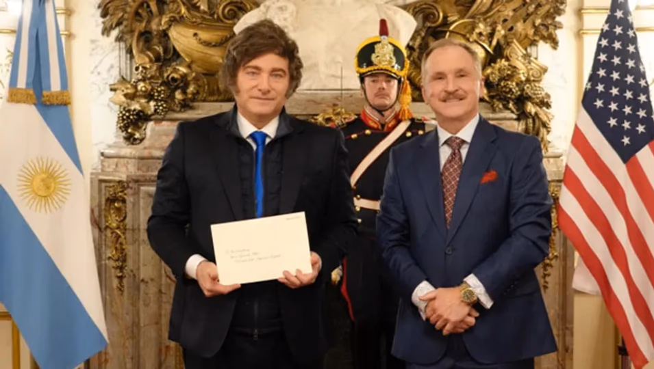 Javier Milei y el Embajador de los Estados Unidos, Peter Lamelas.
