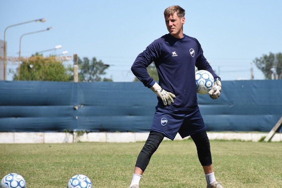 ENTRENANDO. Bravo se sum&oacute; a las pr&aacute;cticas.