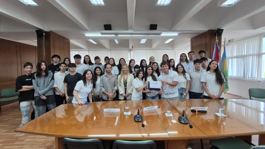 CON LOS ESUDIANTES. Carla Boidi junto a los alumnos de 4&deg; a&ntilde;o "G" de la EESO N&deg; 204 "Domingo de Oro", en el marco del programa Concejo Joven.