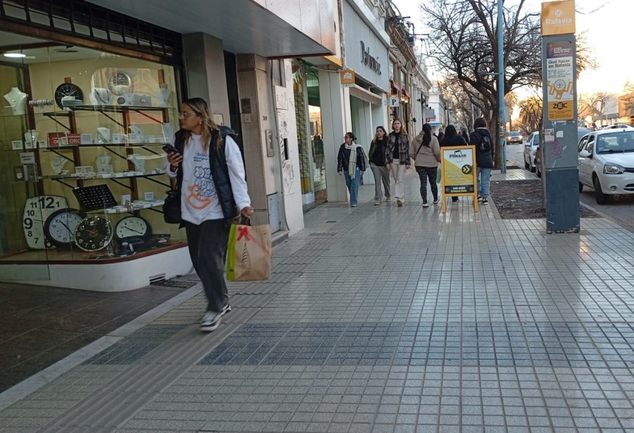 El recambio de veredas, una obra que esper&oacute; m&aacute;s de 15 a&ntilde;os, renueva sustancialmente la est&eacute;tica del bulevar Santa Fe.