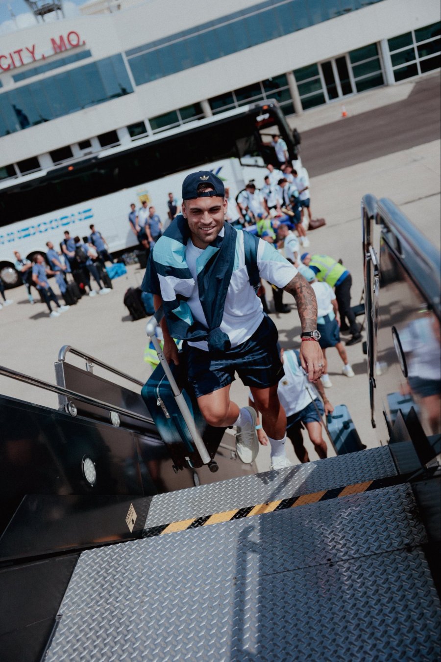 SUBIENDO AL AVION. Lautaro Martinez en Kansas.