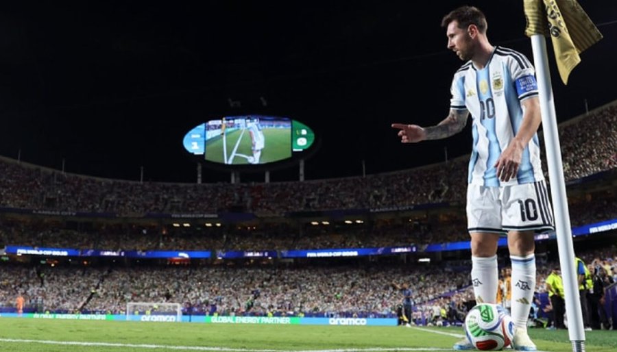 Messi cumpli&oacute; d&iacute;as atr&aacute;s 39 a&ntilde;os, est&aacute; en el final de su carrera, pero juega como si la iniciara.