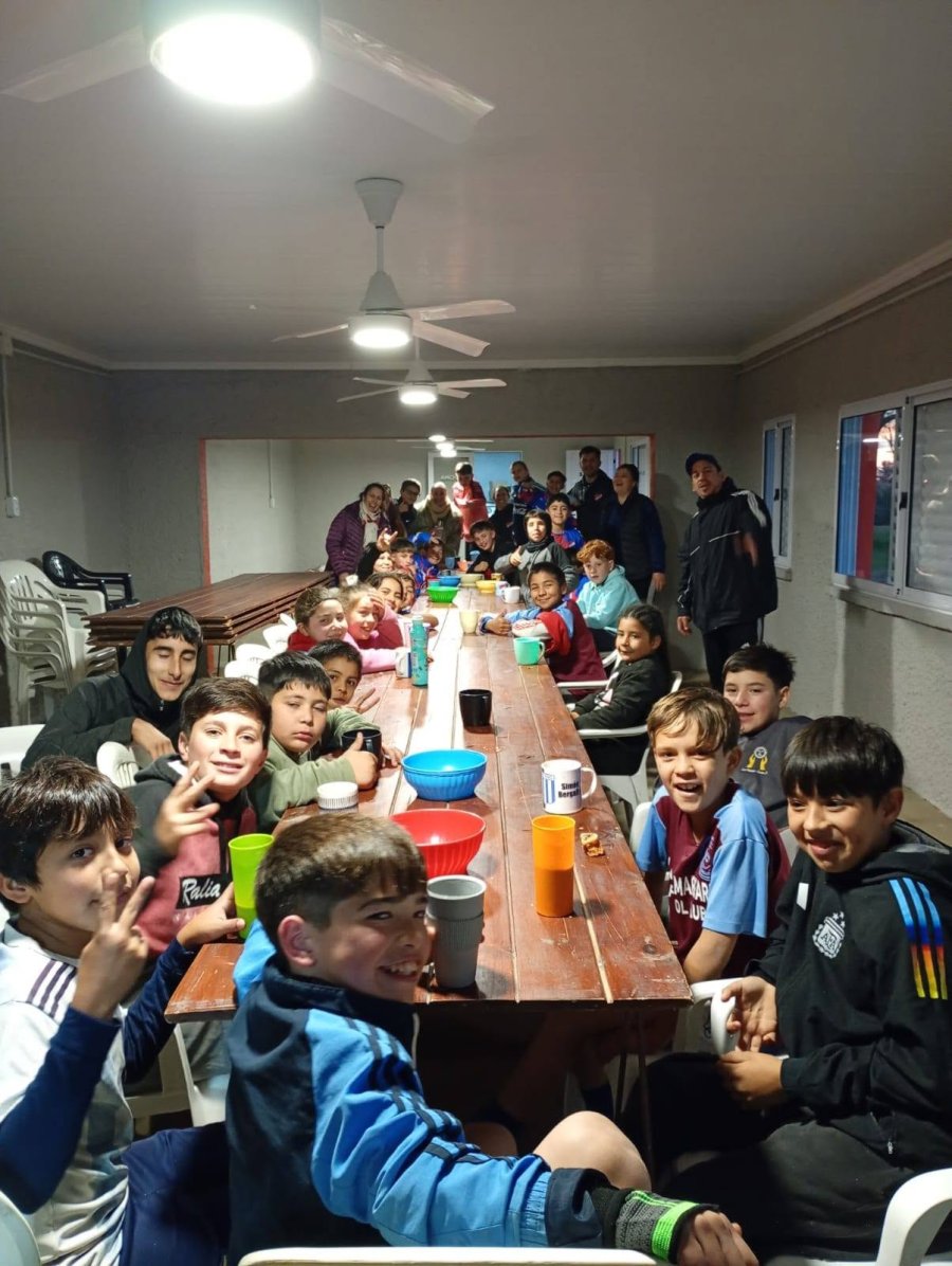 Disfrutando de una actividad de camarader&iacute;a y compaartiendo cosas ricas.