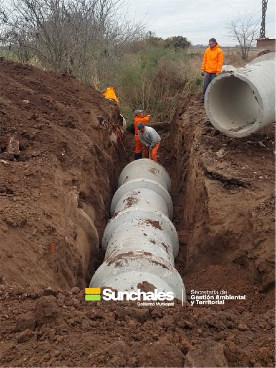 Cuadrilla municipal laborando en el ssector rural.