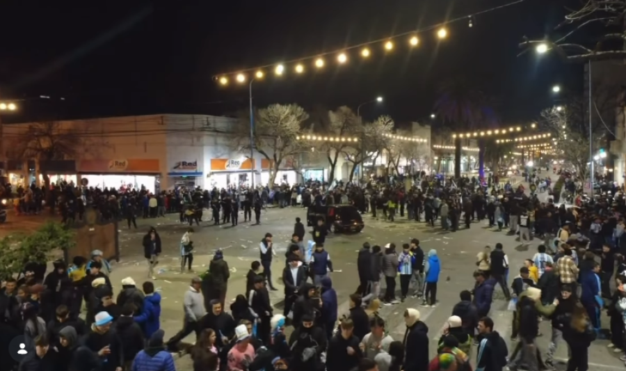 De repente, hubo corridas, las personas se dispersaron y se abri&oacute; el espacio en la esquina de Bulevar Santa Fe con Sargento Cabral-Pueyrred&oacute;n.
