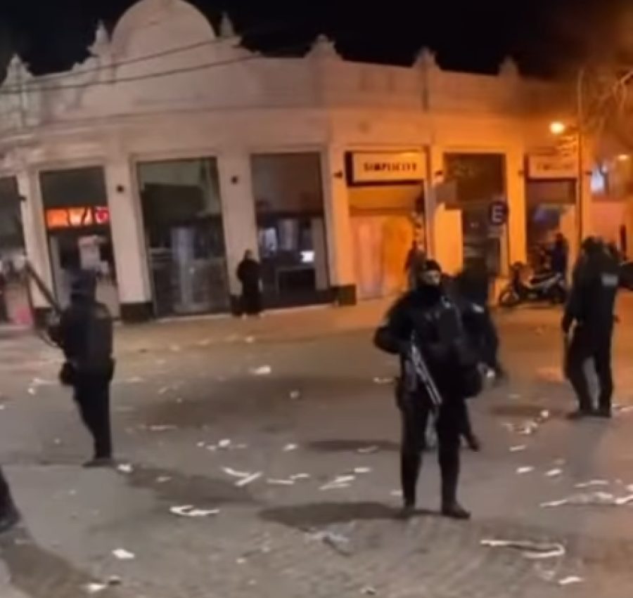 Armas en mano, efectivos policiales dispersaron a los violentos y a toda la multitud que festejaba el triunfo de la Selecci&oacute;n en el centro rafaelino.