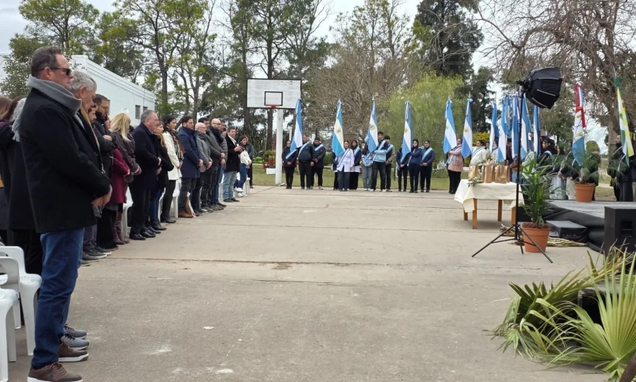 Vista parcial del  acto, autoridades y abanderados.