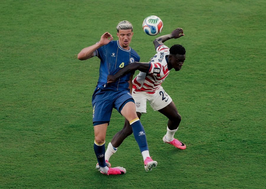POLEMICA. Balogun hab&iacute;a sido expulsado ante Bosnia, pero podr&aacute; jugar.