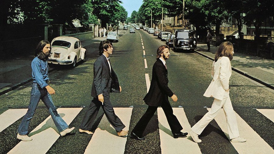 Los cuatro de Liverpool en ic&oacute;nica imagen.
