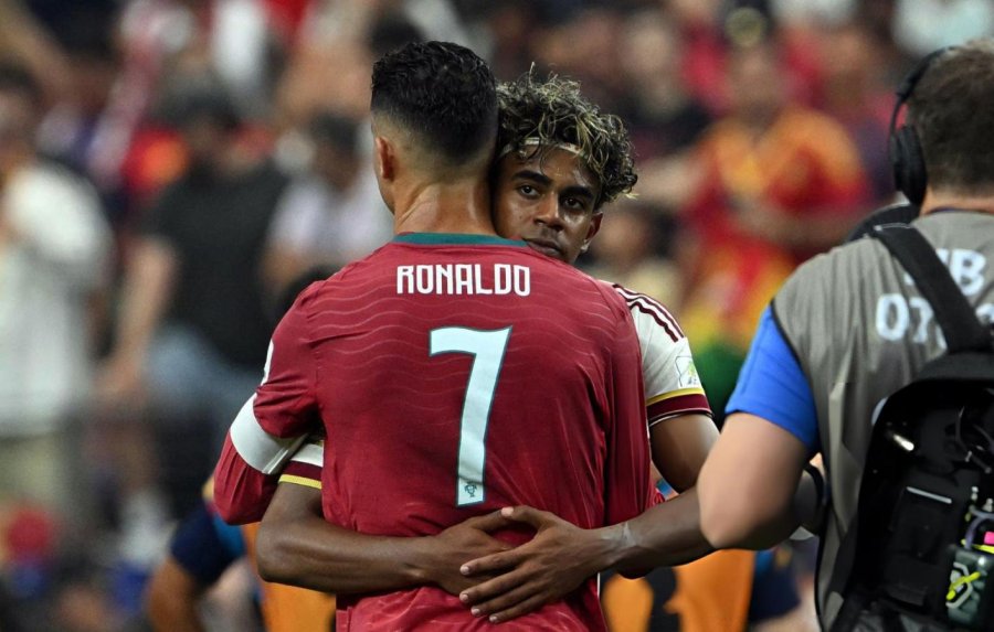 El saludo entre Cristiano Ronaldo y Lamine Yamal.