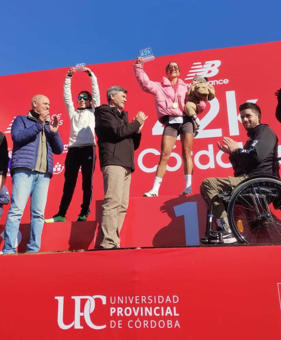 PREMIACION. La runner de nuestra ciudad en lo m&aacute;s alto del podio con su beb&eacute; en brazos.