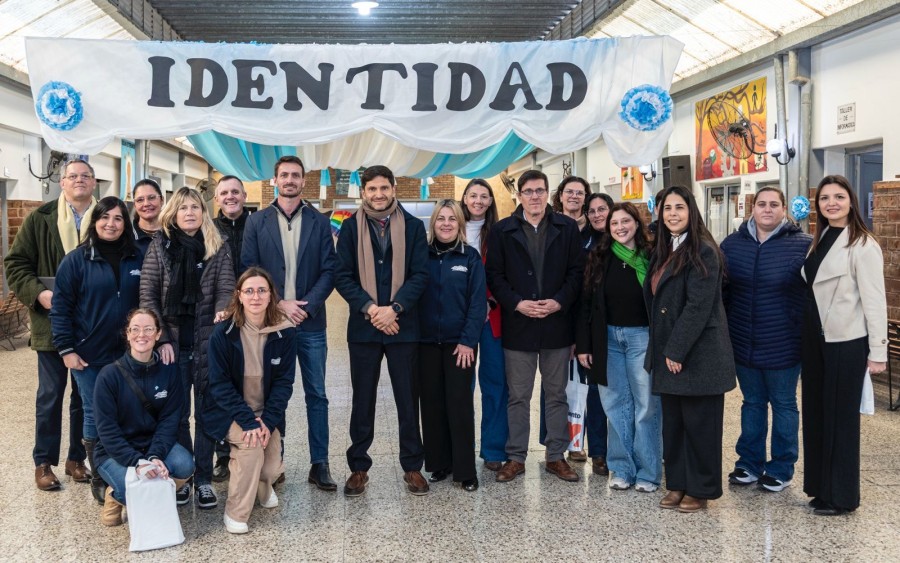 El recorrido de Pullaro por escuelas de la provincia.