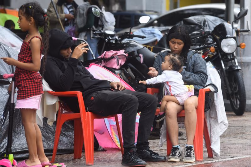 Muchas familias quedaron en la calle en los lugares afectados por los terremotos en Venezuela.