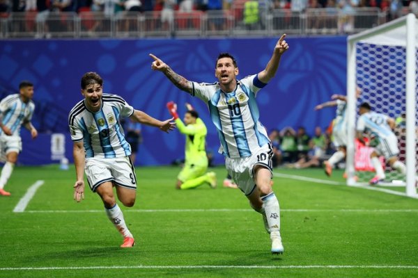 Con una reacci&oacute;n &eacute;pica, Argentina le gan&oacute; 3-2 a Egipto y clasific&oacute; a cuartos de final del Mundial 2026