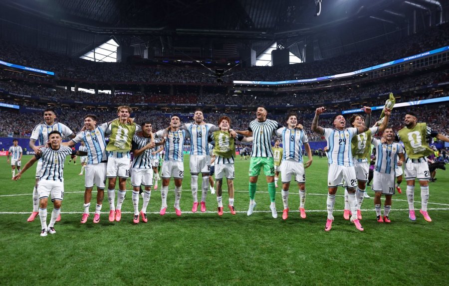 FESTEJO INTERMINABLE. Los jugadores argentinos tras la victoria ante Egipto.