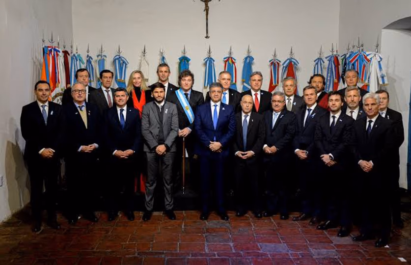 El presidente Javier Milei junto a los gobernadores aliados.