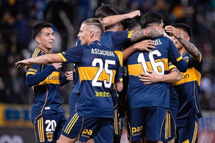 Jugadores de Boca festejan el gol del triunfo.
