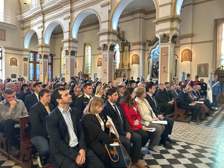 El intendente Leonardo Viotti y el gobernador Maximiliano Pullaro, en la primera fila durante el Tedeum en la Catedral San Rafael. (FOTO LA OPINI&Oacute;N)