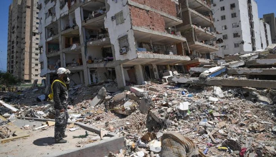 REMOCION DE ESCOMBROS. Miles de rescatistas contin&uacute;an trabajando en Venezuela mientras m&aacute;s de 17.900 personas permanecen sin vivienda.