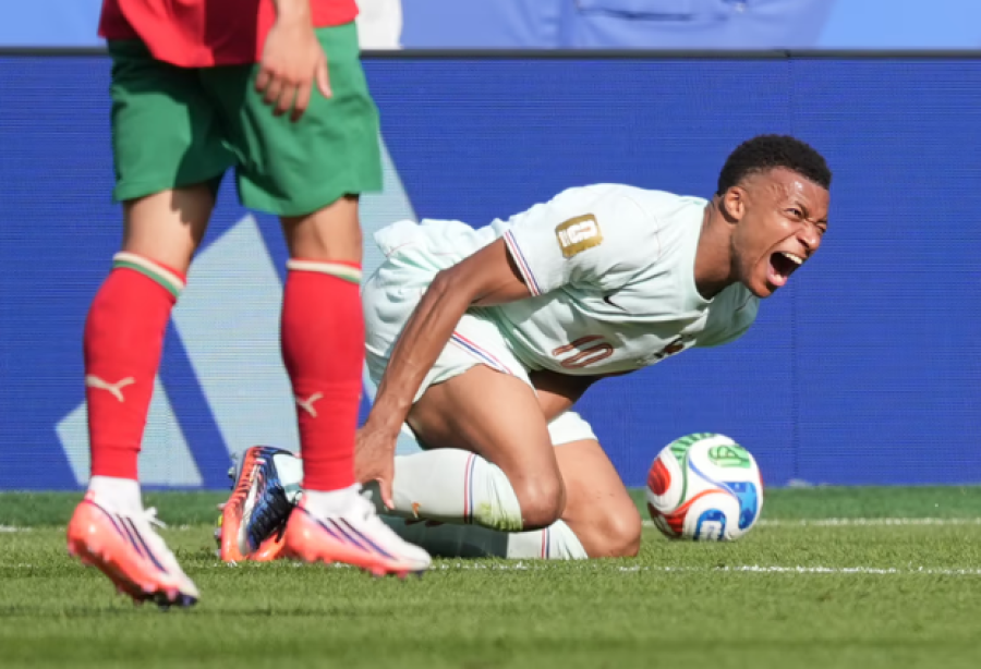 Kylian Mbapp&eacute; recibi&oacute; una dura falta y fue reemplazado a la brevedad.